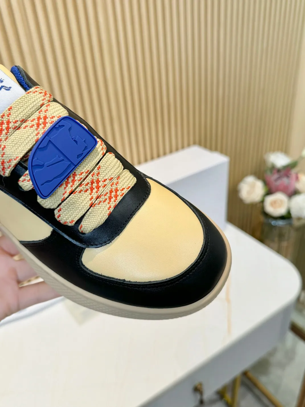 Men's men's shoes 💰560 Burberry's 2024 hot model is released. After three years, the classic plaid returns. It is versatile and decorated with worsted Burberry plaid pattern. Featuring a mesh lining and checkered laces, the rubber sole features the archive Burberry monogram. From Burberry's iconic collection, these wardrobe staples are interpreted with the brand's signature style.   ✅Fabric: classic cotton + silk cowhide ✅Lining: original board lining, silk cowhide lining for feet ✅Outsole: TPU ✅Color: black/apricot ✅Code number: 35-45 for men and women (35, 45 customized)